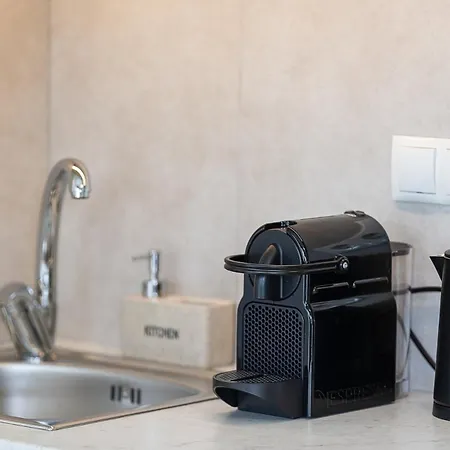 Renaissance Studio- Rooftop, Views & Charm アパート