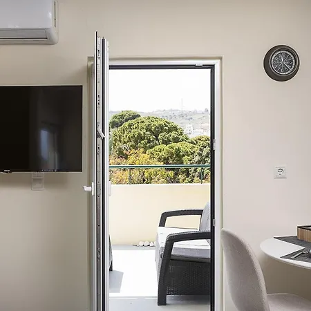 Renaissance Studio- Rooftop, Views & Charm 레팀노