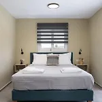 Renaissance Studio- Rooftop, Views & Charm