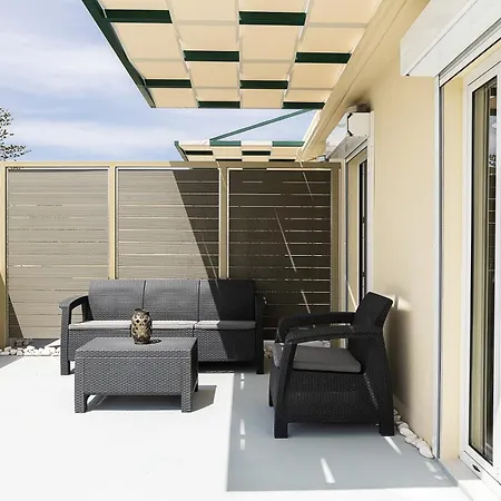 Apartment Renaissance Studio- Rooftop, Views & Charm