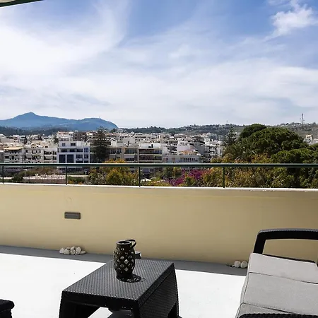 Renaissance Studio- Rooftop, Views & Charm