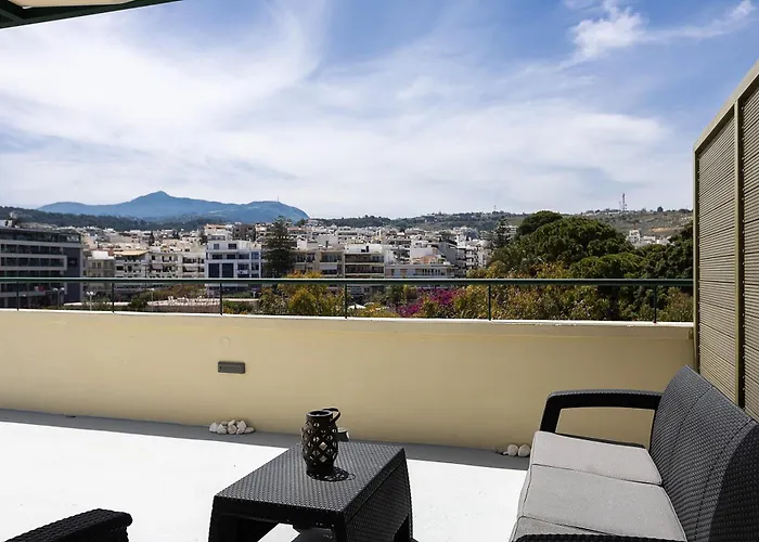 Renaissance Studio- Rooftop, Views & Charm