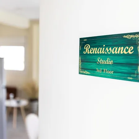 Apartment Renaissance Studio- Rooftop, Views & Charm *