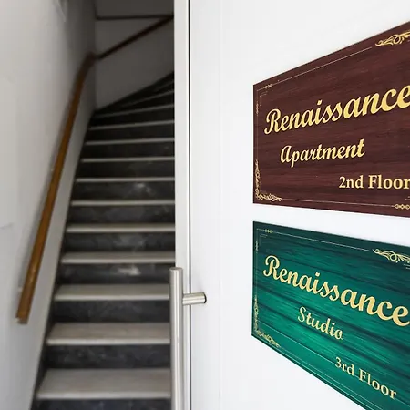 Apartment Renaissance Studio- Rooftop, Views & Charm